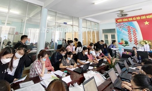 Doanh nghiệp nộp hồ sơ đề nghị hỗ trợ tiền thuê nhà cho người lao động tại thành phố Thuận An. Nhiều địa phương đông công nhân lao động xử lý hồ sơ cả ngày thứ 7 và chủ nhật để đẩy nhanh tiến độ. Ảnh: UBND BD