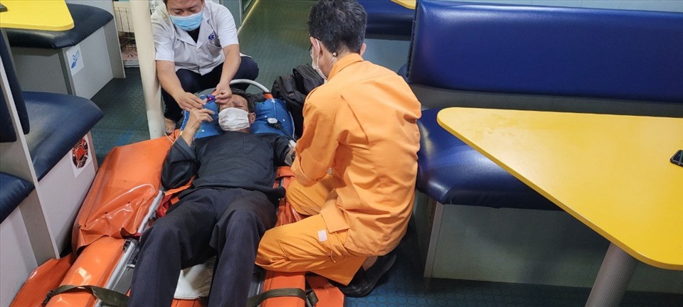 Đà Nẵng: Cấp cứu thành công bệnh nhân nguy kịch trên biển