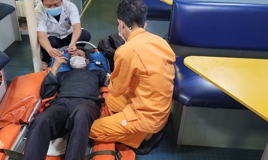 Các y bác sĩ của Trung tâm cấp cứu TP.Đà Nẵng đang cấp cứu tại chỗ cho thuyền viên Nguyễn Văn Sinh (SN 1969, TP.Tam Kỳ, Quảng Nam).
