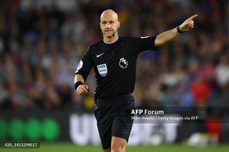 Fan Chelsea đòi cấm trọng tài Anthony Taylor