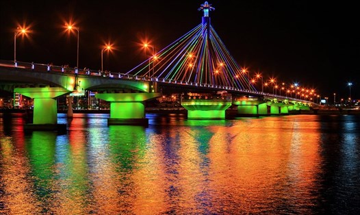 Đà Nẵng cấm các phương tiện lưu thông qua cầu Sông Hàn trong vòng 15 ngày để sửa chữa. Ảnh: Nguyễn Linh