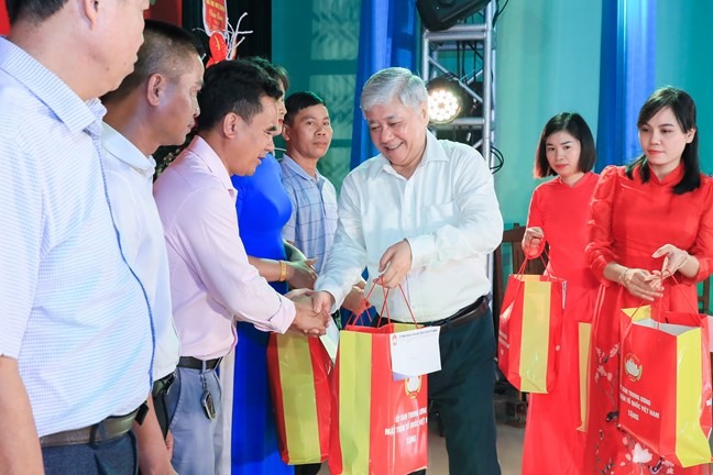 Bí thư Trung ương Đảng, Chủ tịch Ủy ban Trung ương MTTQ Việt Nam Đỗ Văn Chiến trao quà cho 10 hộ gia đình tiêu biểu trong xã Tam Phúc. Ảnh: Phạm Đông