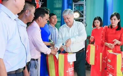 Bí thư Trung ương Đảng, Chủ tịch Ủy ban Trung ương MTTQ Việt Nam Đỗ Văn Chiến trao quà cho 10 hộ gia đình tiêu biểu trong xã Tam Phúc. Ảnh: Phạm Đông