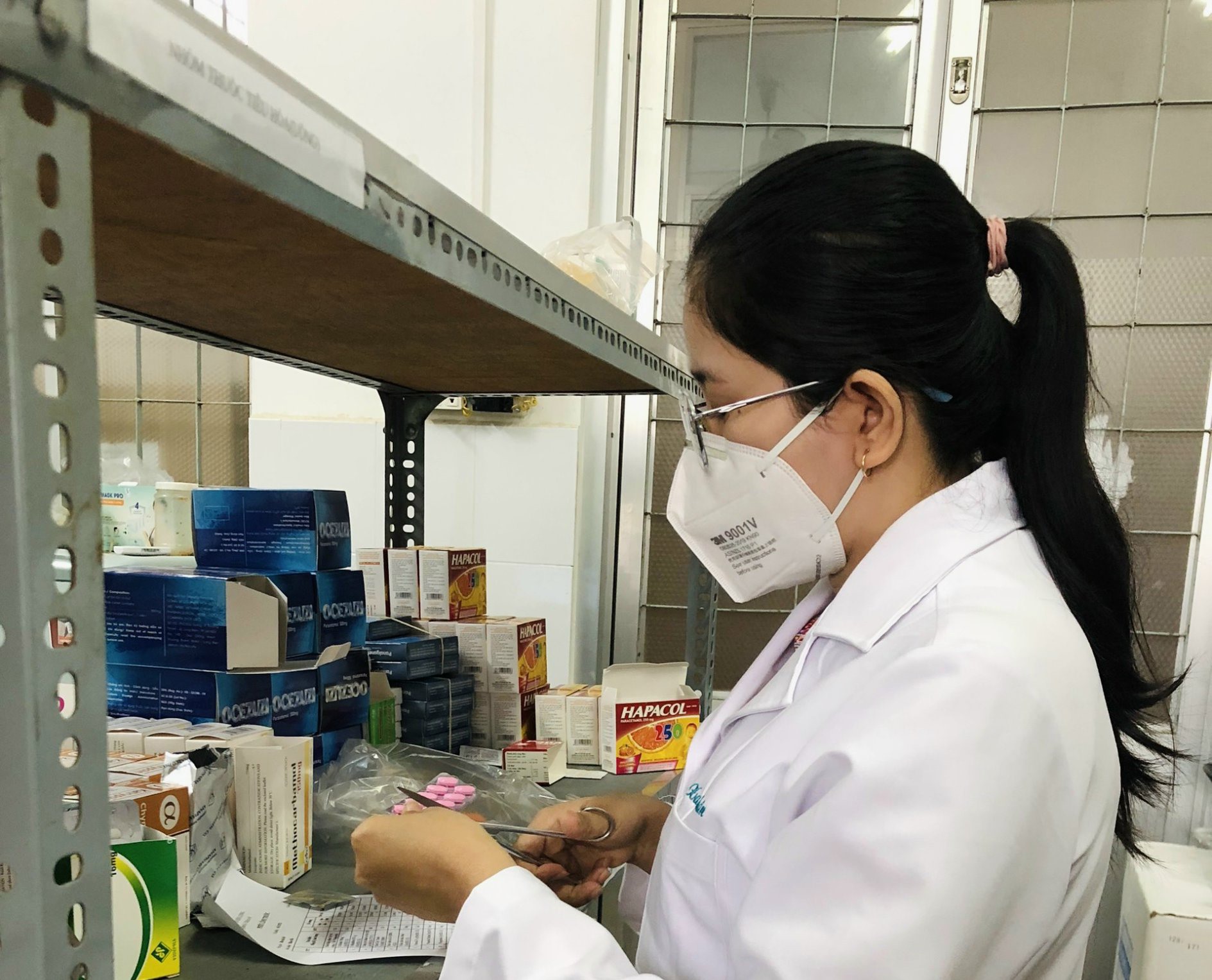 Dược sỹ Thị Xa Nhân trong giờ làm việc tại Khoa Dược Trang Thiết Bị - Vật Tư Y Tế, Trung tâm Y tế huyện Kiên Lương. Ảnh: Phạm Đông