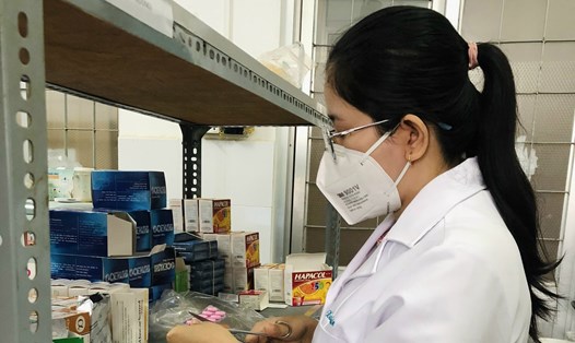 Dược sỹ Thị Xa Nhân trong giờ làm việc tại Khoa Dược Trang Thiết Bị - Vật Tư Y Tế, Trung tâm Y tế huyện Kiên Lương. Ảnh: Phạm Đông