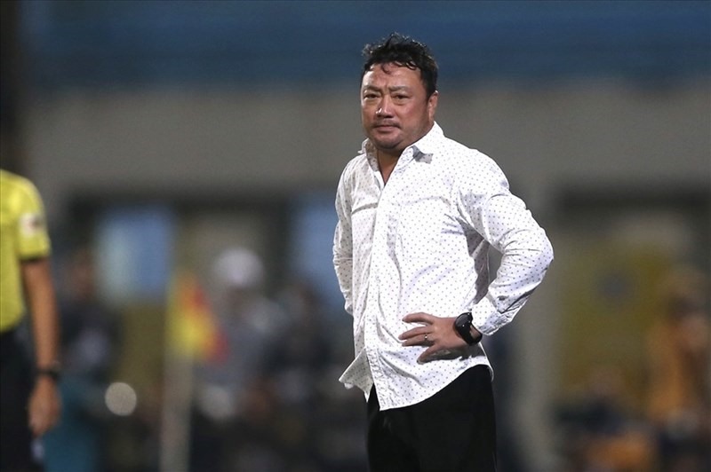 CLB TPHCM mời huấn luyện viên Trương Việt Hoàng ngồi 