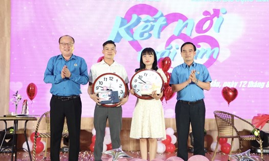 Lãnh đạo Công đoàn Than - Khoáng sản Việt Nam và Liên đoàn Lao động tỉnh Quảng Ninh tặng quà cho cặp đôi đồng ý kết nối, tìm hiểu sau chương trình.