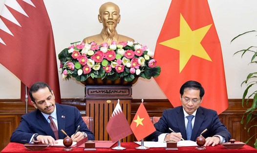 Bộ trưởng Ngoại giao Bùi Thanh Sơn và Phó Thủ tướng, Bộ trưởng Ngoại giao  Qatar ký Hiệp định miễn thị thực cho người mang hộ chiếu ngoại giao, công vụ và đặc biệt. Ảnh: Bộ Ngoại giao Việt Nam