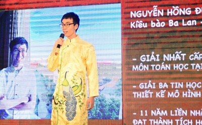 Nguyễn Hồng Đức Anh (Ba Lan) kể chuyện Sự tích bánh chưng, bánh dày. Ảnh: Ngọc Vân