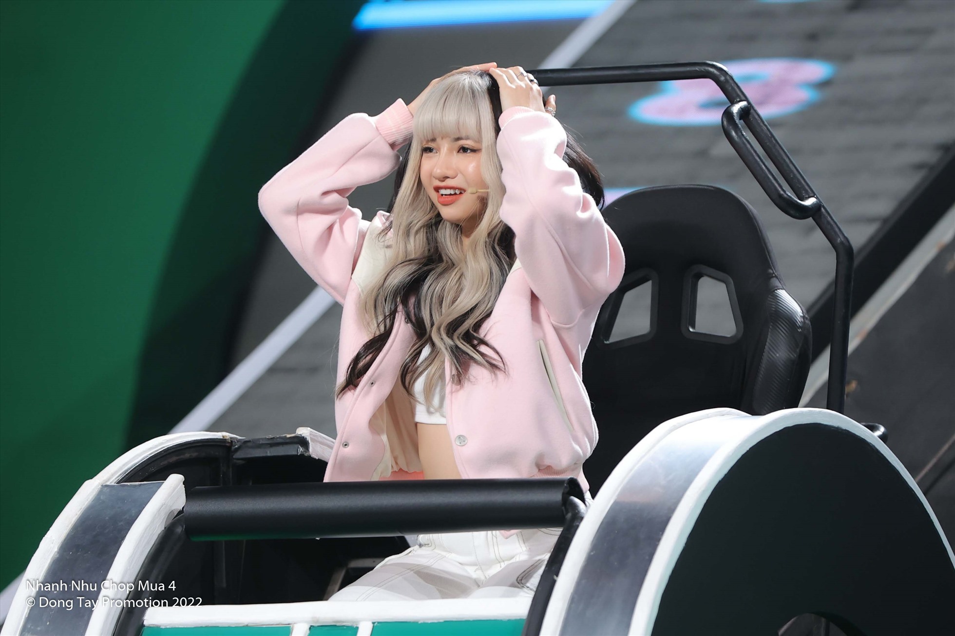 "Lisa Việt Nam" Ciin hoang mang trước những câu hỏi của chương trình. Ảnh: NSX