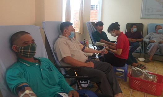 Trên 350 CNVCLĐ huyện An Phú tham gia hiến máu tình nguyện.