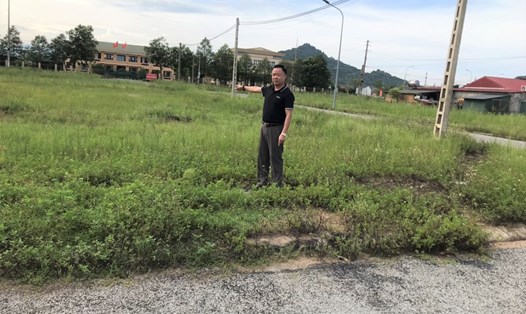 Ông Lê Huy Hoàng đứng trên mảnh đất tại xã Thạch Bằng đã mua trúng đấu giá 5 năm trước. Ảnh: QĐ