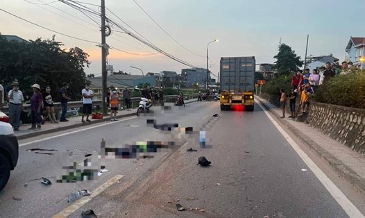 Tai nạn liên hoàn ở Hà Nội khiến 2 thanh niên đi xe máy tử vong tại chỗ. Ảnh: TD