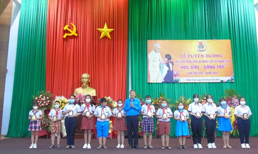 Ông Dương Quốc Bình – Chủ tịch LĐLĐ huyện Nhơn Trạch tuyên dương các học sinh “Học giỏi sống tốt” năm 2022. Ảnh: Xuân Mai