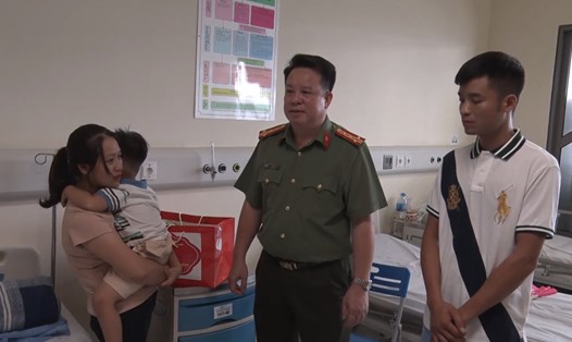 Công an tỉnh Hà Nam đến Bệnh viện Nhi Trung ương thăm hỏi, tặng quà cháu bé bị bạo hành.