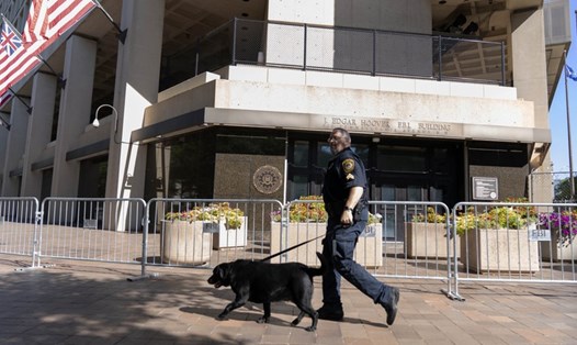 Nhân viên Cục Điều tra Liên bang Mỹ bên ngoài trụ sở FBI ở Washington D.C, ngày 13.8.2022. Ảnh: AP