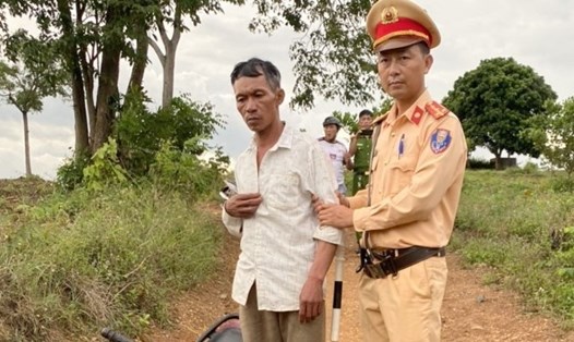 Cảnh sát giao thông huyện Krông Năng, Đắk Lắk, bắt quả tang đối tượng tàng trữ trái phép chất ma túy. Ảnh: C.A.