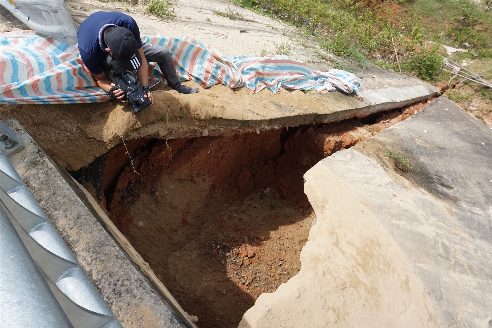Vết sụt trượt để lộ đất đá, bêtông tại cầu Đăk Wet. Ảnh T.T