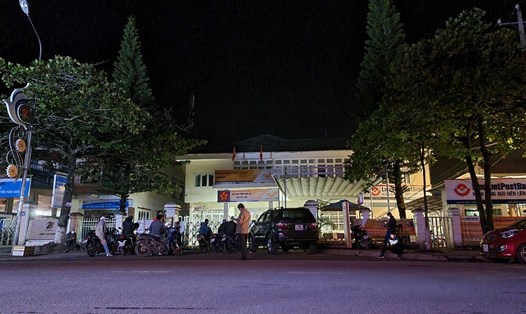 Người dân chờ xuyên đêm tại bộ phận một cửa UBND huyện Lâm Hà để chờ bốc số giải quyết thủ tục hành chính liên quan đến đất đai thời điểm tháng 3.2022. Ảnh: Vũ Linh