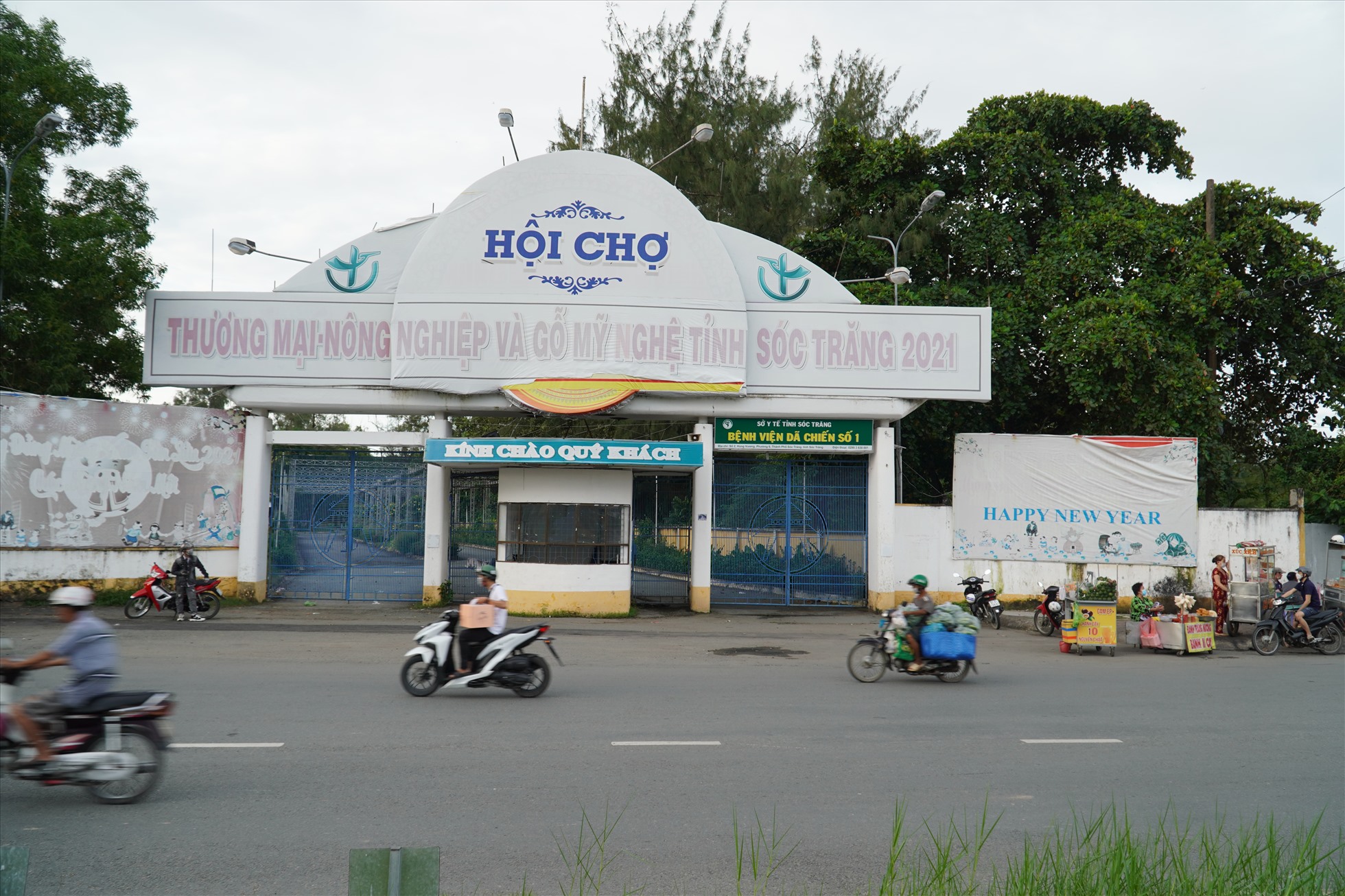 Cổng vào Khu Văn hóa Hồ Nước Ngọt (TP. Sóc Trăng, tỉnh Sóc Trăng)