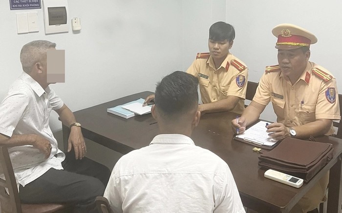 Phòng CSGT Công An TP.Đà Nẵng làm việc với tài xế K. (ngồi quay lưng) về hành vi gây mất TTATGT.