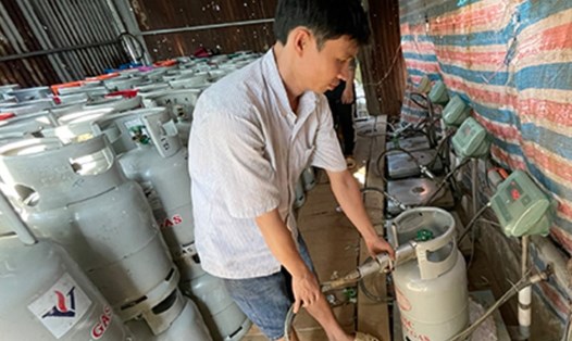 Công nhân thực hiện việc sang chiết gas tại cơ sở do Nguyễn Quang Cường làm chủ. Ảnh: CA ĐN