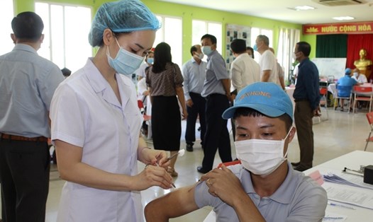 Tiêm vaccine phòng COVID-19 cho công nhân ở KCN tại Quảng Ninh. Ảnh: CTV