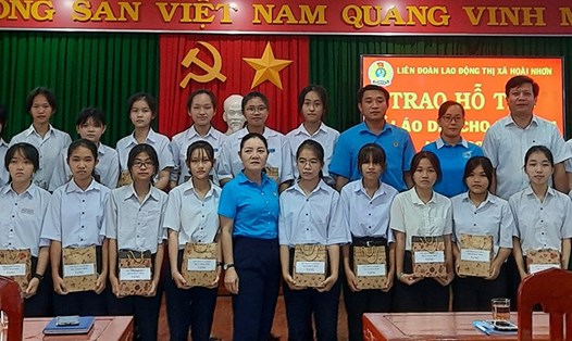 LĐLĐ thị xã Hoài Nhơn (Bình Định) tặng áo dài cho nữ sinh là con người lao động khó khăn. Ảnh: Thu Trúc