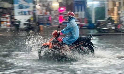 Cảnh báo nguy cơ ngập lụt cục bộ do mưa dông ở Nam Bộ.