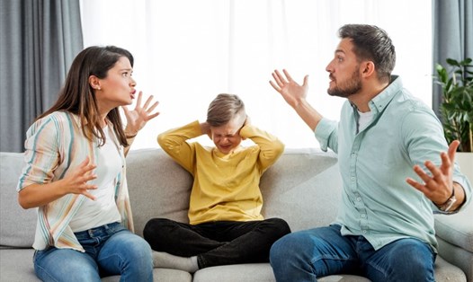 Trẻ nhỏ dễ có những hành động tiêu cực khi chứng kiến cha mẹ cãi vã. Ảnh: Xinhua