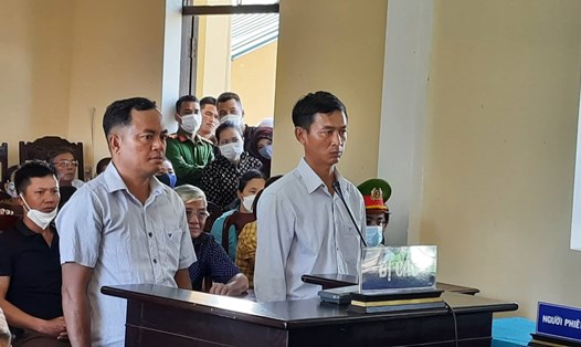 Bị cáo Hồ Xuân Hoàng (trái ảnh) và Hoàng Đình tại phiên tòa ngày 16.8. Ảnh: TH.