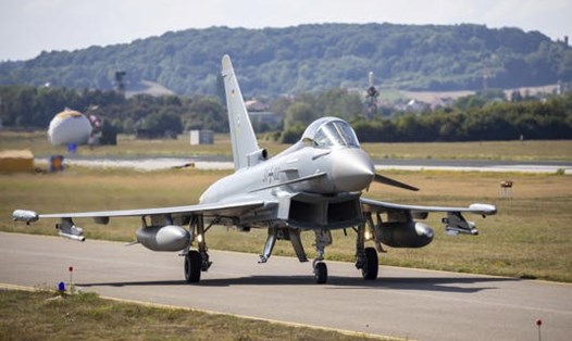Chiến đấu cơ Eurofighter của Đức chuẩn bị cất cánh từ căn cứ Không quân Neuburg ở Neuburg An Der Donau, Đức, ngày 15.8. Ảnh: Daniel Karmann