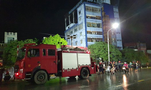 Khối nhà 5 tầng phía sau khách sạn Hải Yến đột nhiên đổ sập trong đêm 11.8. Ảnh: Mai Chi