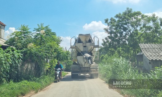Tuyến đường bê tông qua địa bàn khu 7, khu 9 xã Vạn Xuân, huyện Tam Nông thường xuyên bị "hành" bởi các xe có trọng tải lớn, tiềm ẩn nhiều nguy cơ tai nạn giao thông. Ảnh: PV.