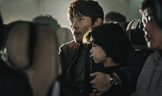 Lee Byung-hun cũng góp mặt trong bộ phim "Hạ cánh khẩn cấp". Ành: NSX