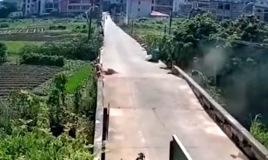 Một cây cầu ở thành phố Tuyền Châu, tỉnh Phúc Kiến, miền nam Trung Quốc bị gãy đôi do nắng nóng. Ảnh chụp màn hình