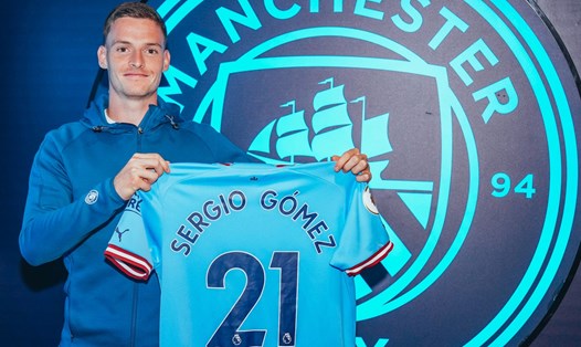 Manchester City ký hợp đồng với Sergio Gomez từ Anderlecht.   Ảnh: AFP