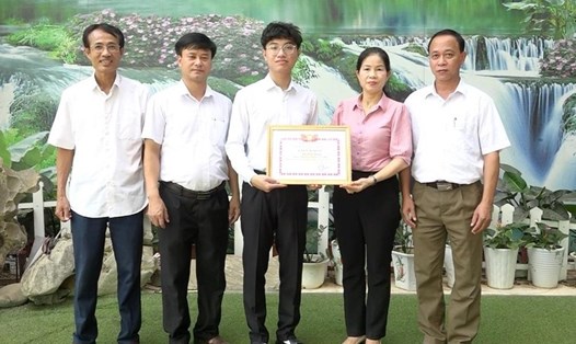 Quỹ khuyến học Sơn Dương khen thưởng cậu học trò Hà Trung Kiên trước thành tích "giật" 10 học bổng tại Mỹ.