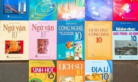 Bộ sách lớp 10 chương trình mới về nhỏ giọt tại tỉnh Bạc Liêu. Ảnh: Nhật Hồ