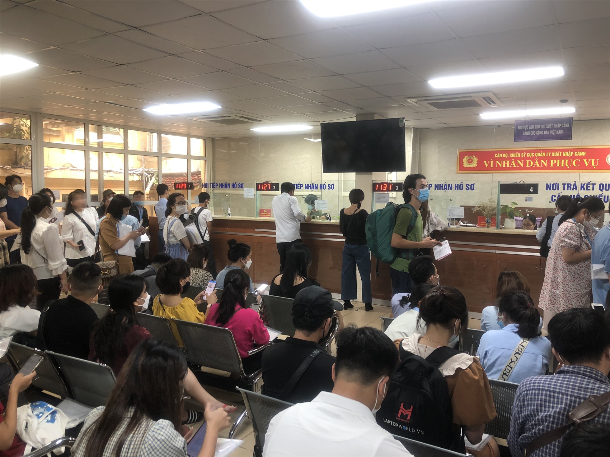 Công dân làm thủ tục hộ chiếu tại Cục quản lý xuất nhập cảnh (44 Trần Phú, Hà Nội) ngày 12.8. Ảnh: Nguyễn Tiến Hưng