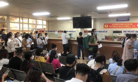 Công dân làm thủ tục hộ chiếu tại Cục quản lý xuất nhập cảnh (44 Trần Phú, Hà Nội) ngày 12.8. Ảnh: Nguyễn Tiến Hưng