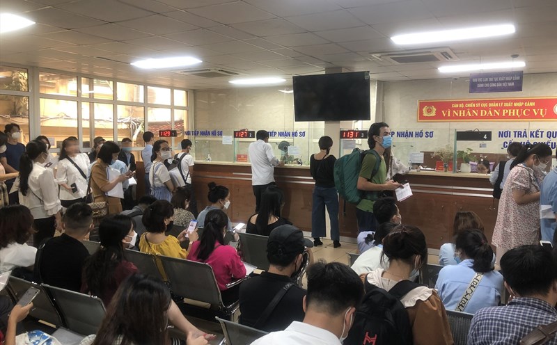 Công dân làm thủ tục hộ chiếu tại Cục quản lý xuất nhập cảnh (44 Trần Phú, Hà Nội) ngày 12.8. Ảnh: Nguyễn Tiến Hưng