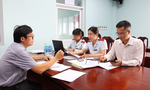 Thanh tra Sở LĐTBXH tỉnh Đồng Nai phối hợp với Bảo hiểm xã hội tỉnh kiểm tra, làm việc với 75 doanh nghiệp chậm đóng BHXH, BHYT, BHTN. Ảnh: Hà Anh Chiến