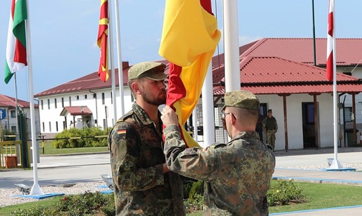 Binh sĩ Đức được chào đón đến Trại Butmir bằng lễ thượng cờ tại trụ sở EUFOR ngày 16.8.2022. Ảnh: EUFOR