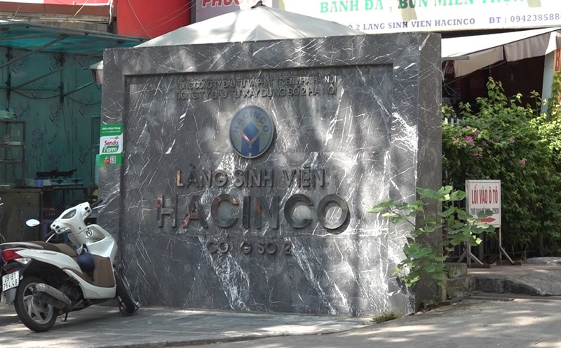 CỔNG CHÍNH VÀO LÀNG SINH VIÊN HACINCO NHÌN TỪ PHỐ NGỤY NHƯ KON TUM