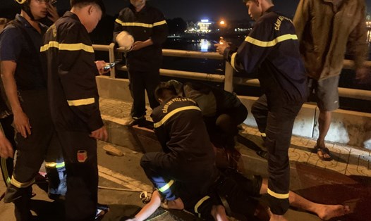 Người nhảy cầu xuống sông Sài Gòn tự tử được vớt lên sau 1 giờ trôi nổi. Nạn nhân được hô hấp và đưa đi bệnh viện cấp cứu. Ảnh: Lực lượng chức năng cung cấp