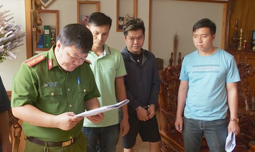 Bùi Thanh Nguyên (21 tuổi, TP.Buôn Ma Thuột) bị lực lượng chức năng khám xét nhà riêng. Ảnh: T.X