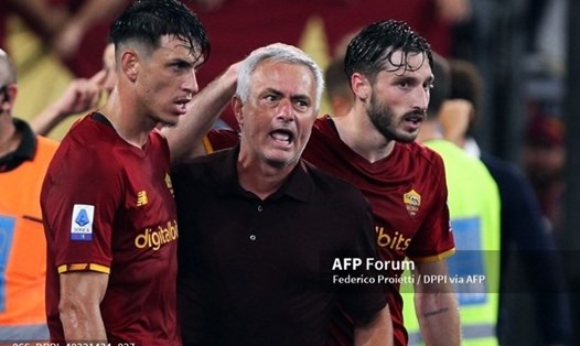 Huấn luyện viên Jose Mourinho ăn mừng cùng các cầu thủ AS Roma. Ảnh: AFP