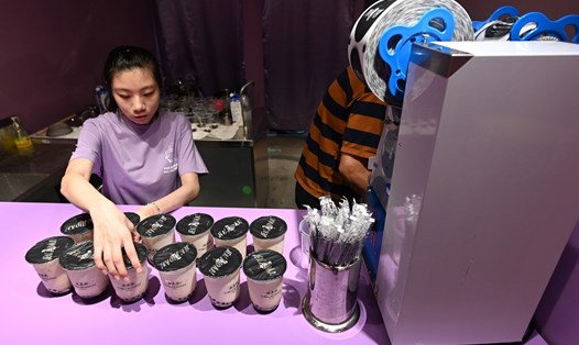 Nhân viên chuẩn bị trà sữa cho khách tham quan trải nghiệm The Bubble Tea Factory ở Singapore. Ảnh: AFP