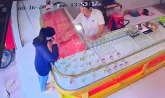 Cô gái cướp giật 2 nhẫn trị giá 26,5 triệu đồng của tiệm vàng. Ảnh cắt từ camera.